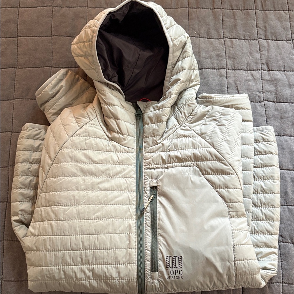 Topo Designs Global puffer w/ hood. Light sage color